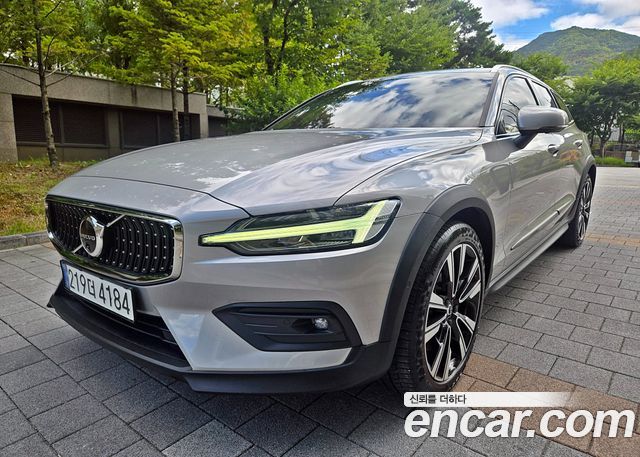 Volvo V60 B5 Ultimate AWD — пробег 34 790 км — фото 2 из 5