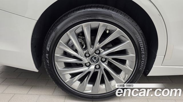 Lexus ES Luxury Plus — пробег 23 635 км — фото 5 из 5