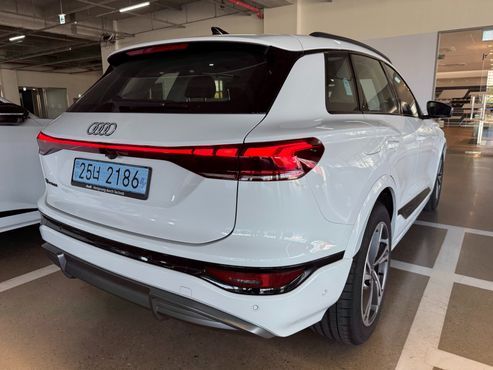Audi Q6 e-tron S Line — пробег 300 км — фото 2 из 5
