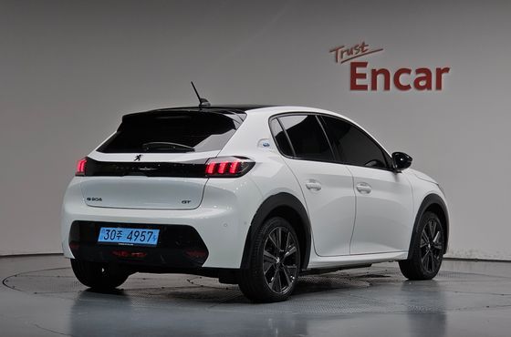 Peugeot 208 GT — пробег 10 417 км — фото 2 из 5