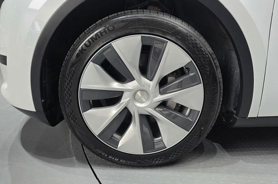 Tesla Model Y RWD — пробег 29 555 км — фото 5 из 5