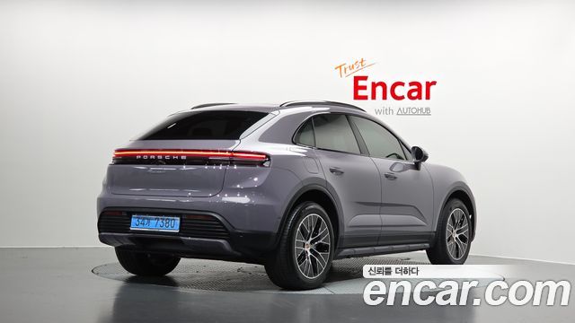 Porsche Macan Base 4 — пробег 1 976 км — фото 2 из 5