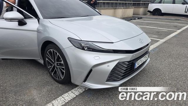 Toyota Camry 2.5 XLE Hybrid — пробег 21 801 км — фото 2 из 4