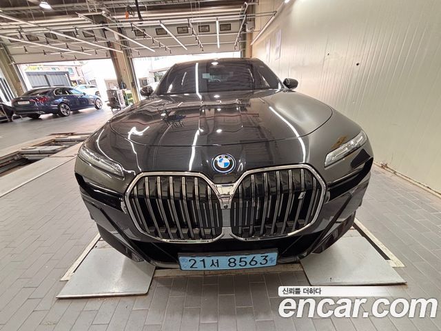BMW i7 xDrive 60 M sport — пробег 18 428 км — фото 1 из 5