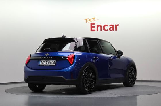 Mini Cooper 5 Door Favoured — пробег 7 663 км — фото 2 из 5