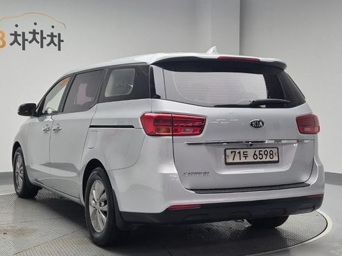 Kia Carnival 11-Seater Deluxe — пробег 168 427 км — фото 2 из 5