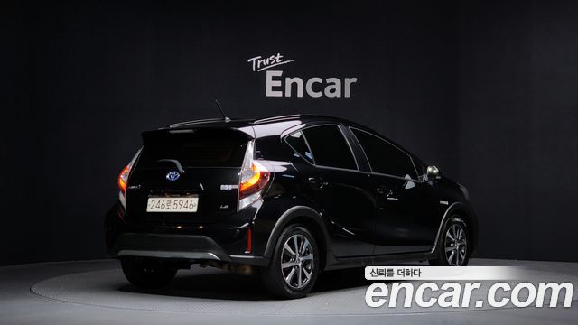 Toyota Prius 1.5 Crossover — пробег 63 888 км — фото 2 из 5