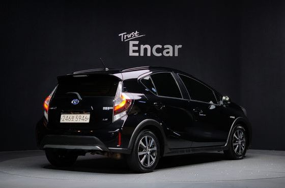 Toyota Prius 1.5 Crossover — пробег 63 888 км — фото 2 из 5
