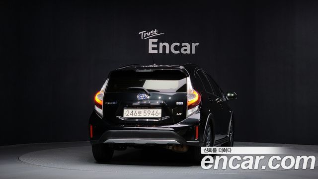 Toyota Prius 1.5 Crossover — пробег 63 888 км — фото 4 из 5