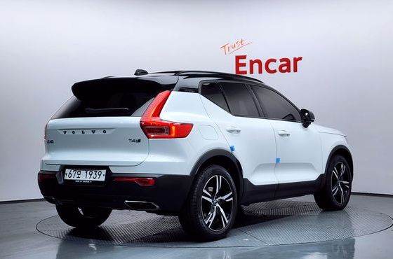 Volvo XC40 T4 R-Design — пробег 65 870 км — фото 2 из 5