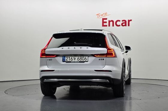 Volvo V60 B5 Ultimate AWD — пробег 17 986 км — фото 4 из 5