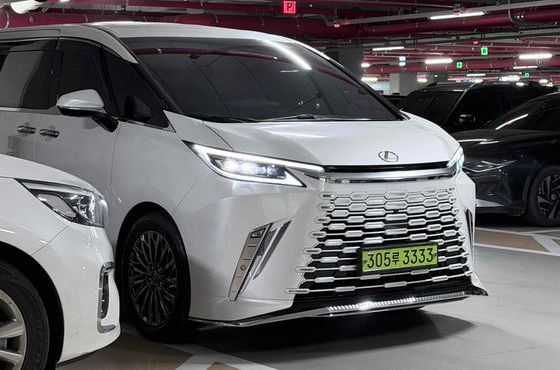 Lexus LM 500h Executive — пробег 4 400 км — фото 1 из 5