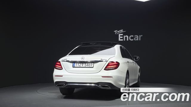 Mercedes-Benz E-Class E300 4MATIC AMG Line — пробег 182 005 км — фото 4 из 5