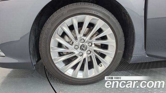 Lexus ES Executive — пробег 20 241 км — фото 5 из 5