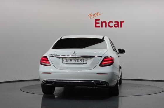 Mercedes-Benz E-Class E220d Avantgarde — пробег 76 657 км — фото 4 из 5
