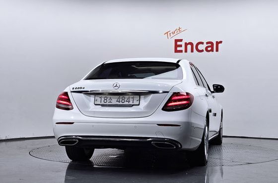 Mercedes-Benz E-Class E220d Avantgarde — пробег 120 429 км — фото 4 из 5