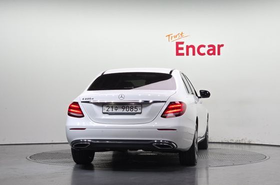 Mercedes-Benz E-Class E220d Avantgarde — пробег 61 119 км — фото 4 из 5