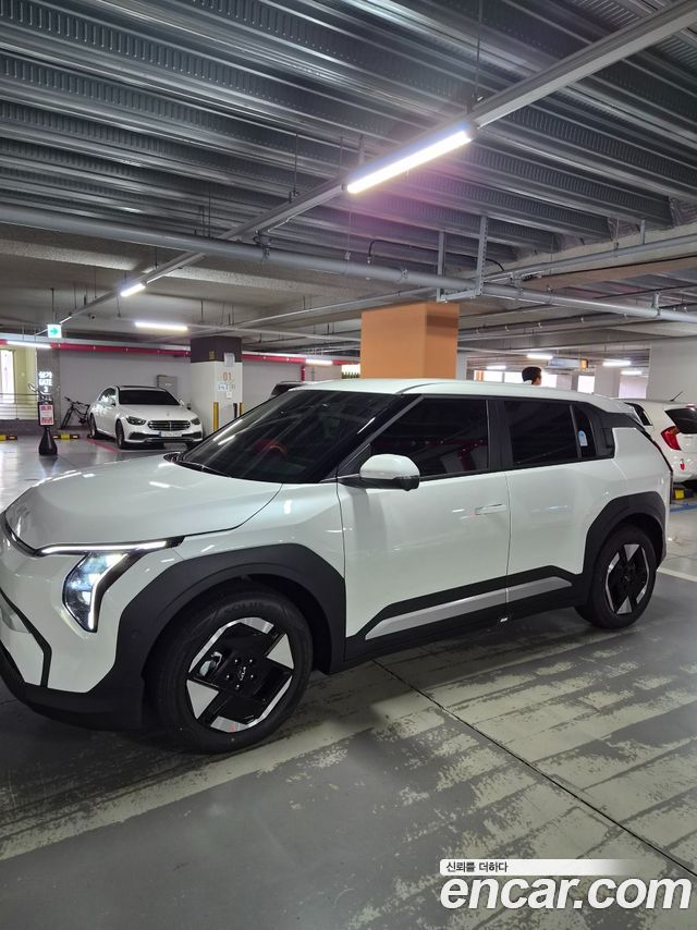 Kia EV3 Standard 2WD Air — пробег 800 км — фото 2 из 5