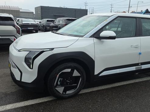 Kia EV3 Long Range 2WD AIr — пробег 5 км — фото 5 из 5