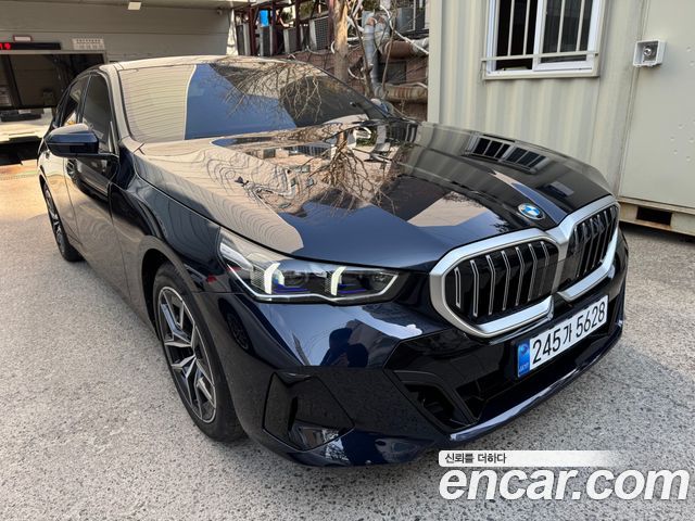 BMW 5-Series 520i M Sport — пробег 2 800 км — фото 1 из 5