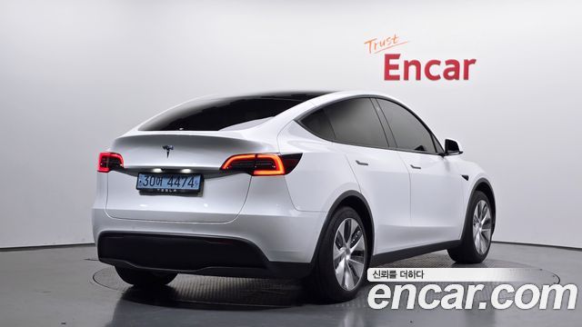Tesla Model Y Standard Range RWD — пробег 28 695 км — фото 2 из 5