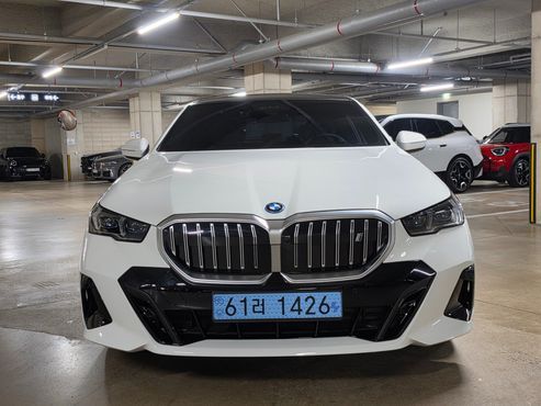 BMW i5 xDrive 40 M Sport — пробег 4 695 км — фото 3 из 5