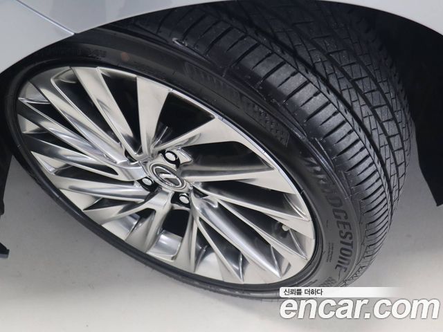 Lexus ES Luxury Plus — пробег 18 054 км — фото 5 из 5