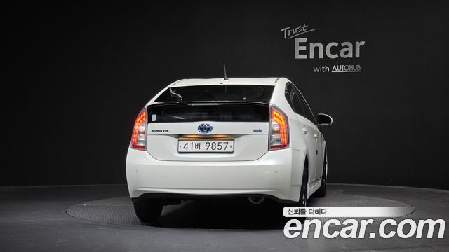 Toyota Prius 1.8 E — пробег 67 122 км — фото 4 из 5