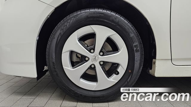 Toyota Prius 1.8 E — пробег 67 122 км — фото 5 из 5