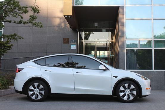 Tesla Model Y Premium Long Range AWD — пробег 149 800 км — фото 3 из 5