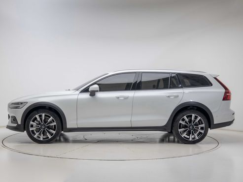 Volvo V60 B5 Ultra AWD — пробег 6 896 км — фото 3 из 5
