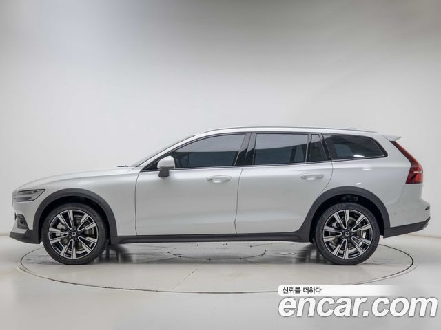 Volvo V60 B5 Ultra AWD — пробег 131 км — фото 3 из 5