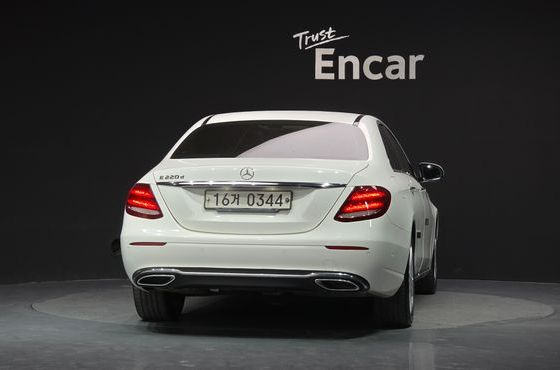 Mercedes-Benz E-Class E220d Avantgarde — пробег 154 920 км — фото 4 из 5