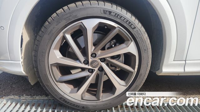 Audi Q5 40 TDI Quattro S Line — пробег 8 000 км — фото 5 из 5