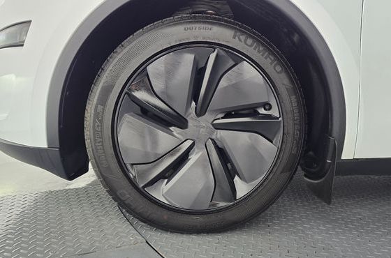 Tesla Model Y Premium RWD — пробег 14 759 км — фото 5 из 5
