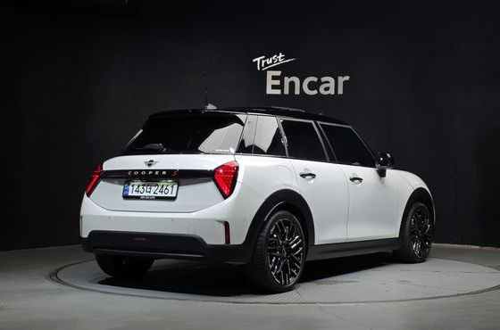 Mini Cooper 5 Door Favoured — пробег 6 054 км — фото 2 из 5