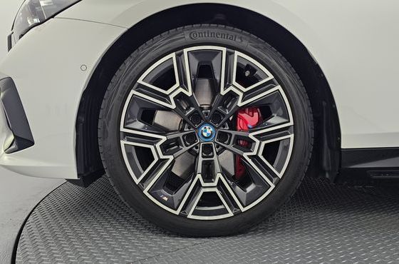 BMW i5 eDrive 40 M Sport Pro — пробег 37 645 км — фото 5 из 5