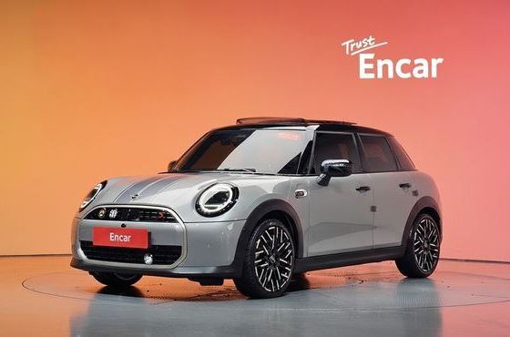 Mini Cooper 5 Door Favoured — пробег 19 061 км — фото 1 из 5