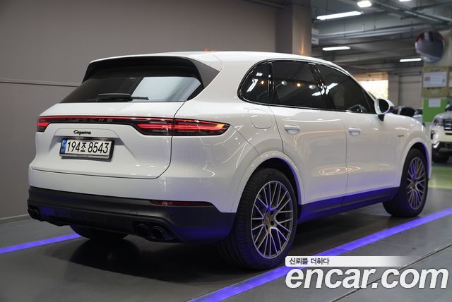 Porsche Cayenne 3.0 E-HYBRID PLATINUM EDITION — пробег 26 000 км — фото 2 из 5