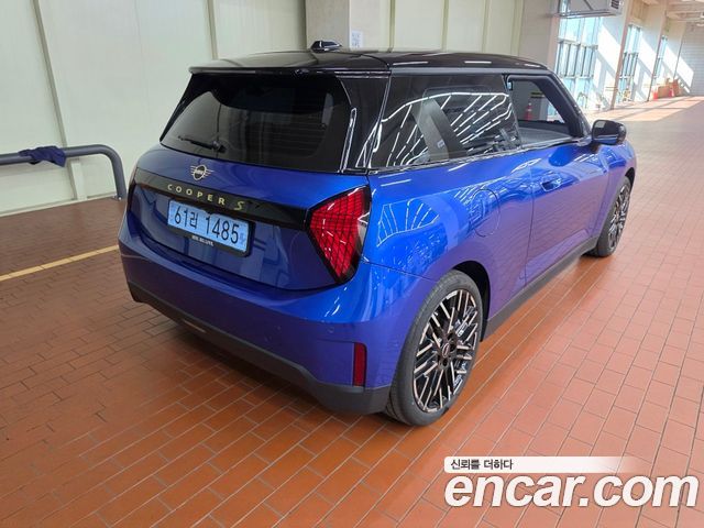Mini Cooper SE Favoured — пробег 4 030 км — фото 4 из 5
