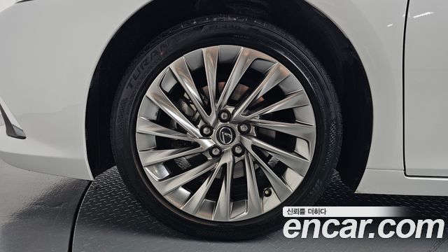 Lexus ES Executive — пробег 28 867 км — фото 5 из 5