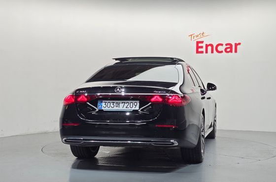 Mercedes-Benz E-Class E300 4MATIC Exclusive — пробег 9 889 км — фото 4 из 5
