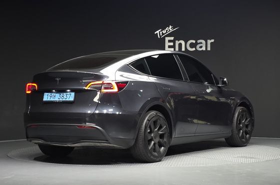 Tesla Model Y RWD — пробег 33 982 км — фото 2 из 5