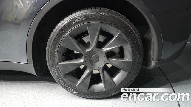 Tesla Model Y RWD — пробег 33 982 км — фото 5 из 5