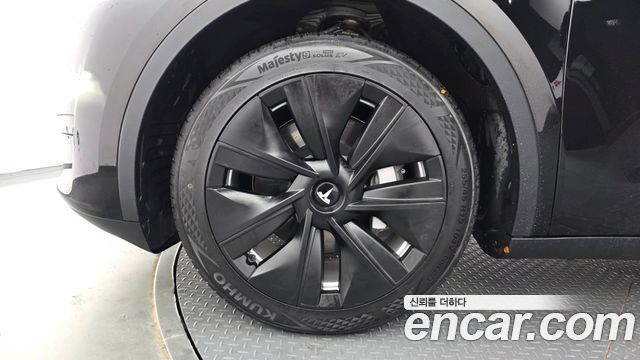 Tesla Model Y RWD — пробег 68 189 км — фото 5 из 5