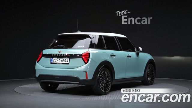 Mini Cooper 5 Door Favoured — пробег 14 472 км — фото 2 из 5