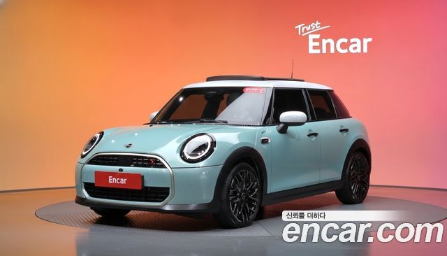 Mini Cooper 5 Door Favoured — пробег 14 472 км — фото 1 из 5