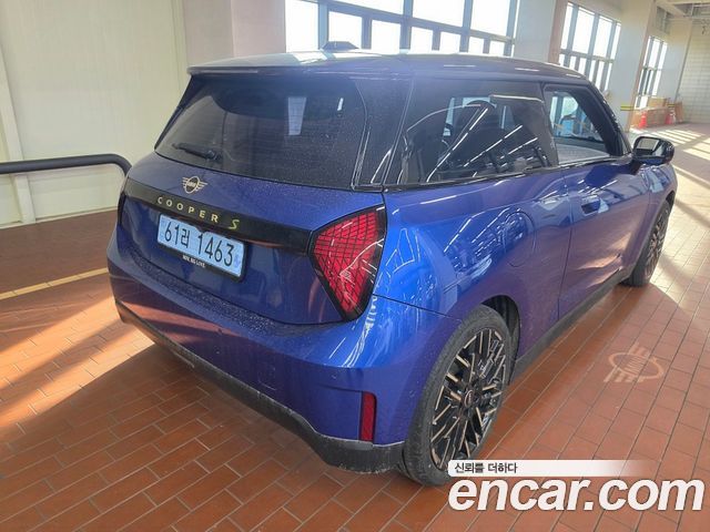 Mini Cooper SE Favoured — пробег 4 052 км — фото 2 из 5