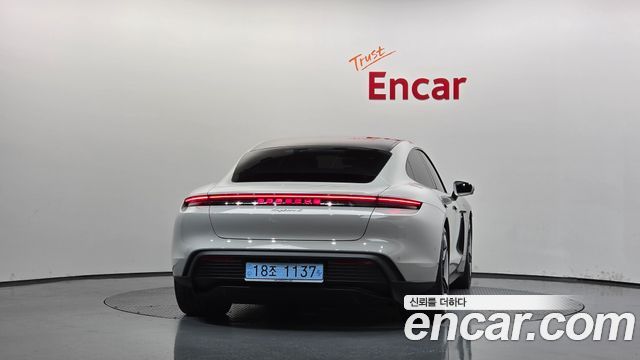 Porsche Taycan Base 4 — пробег 6 490 км — фото 4 из 5