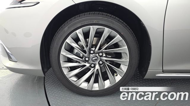 Lexus ES Executive — пробег 7 420 км — фото 5 из 5